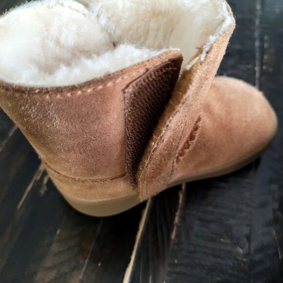 Ugg Chestnut Boots Girls Size 4/5 - Picture 4 of 6